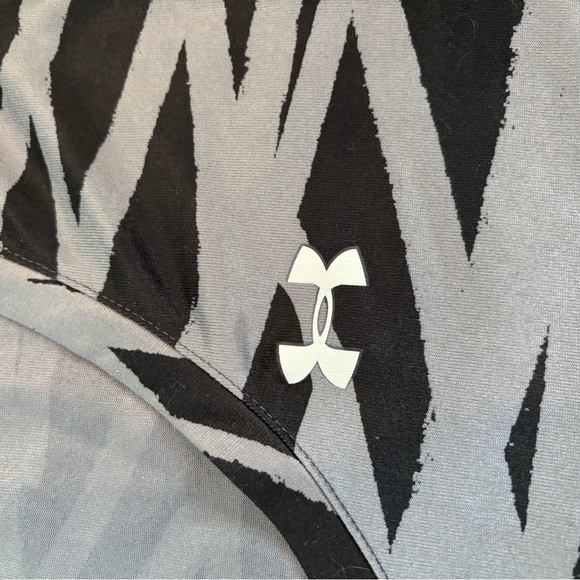 Under Armour Black & Gray Abstract-Stripe V-Neck Performance Shirt - Picture 2 of 3